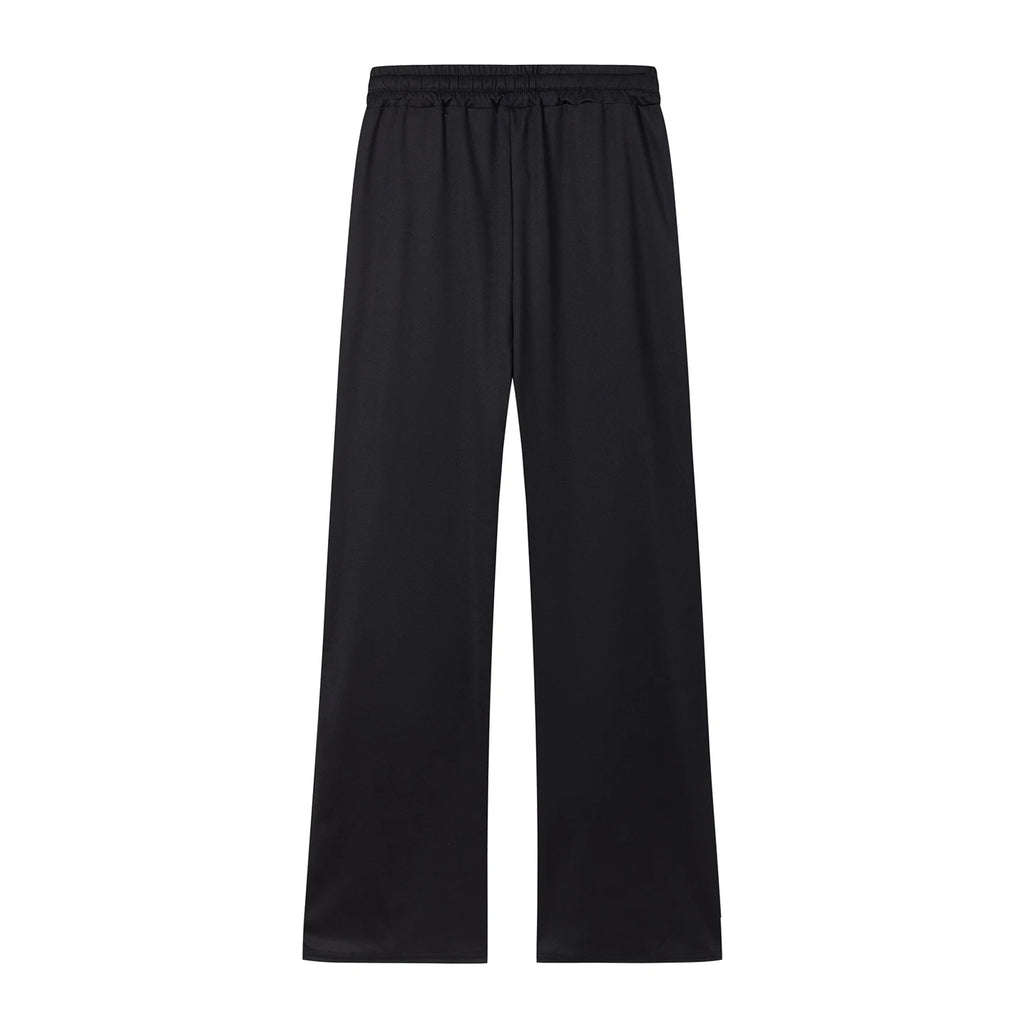 A set designed with a smooth long‑sleeved top
